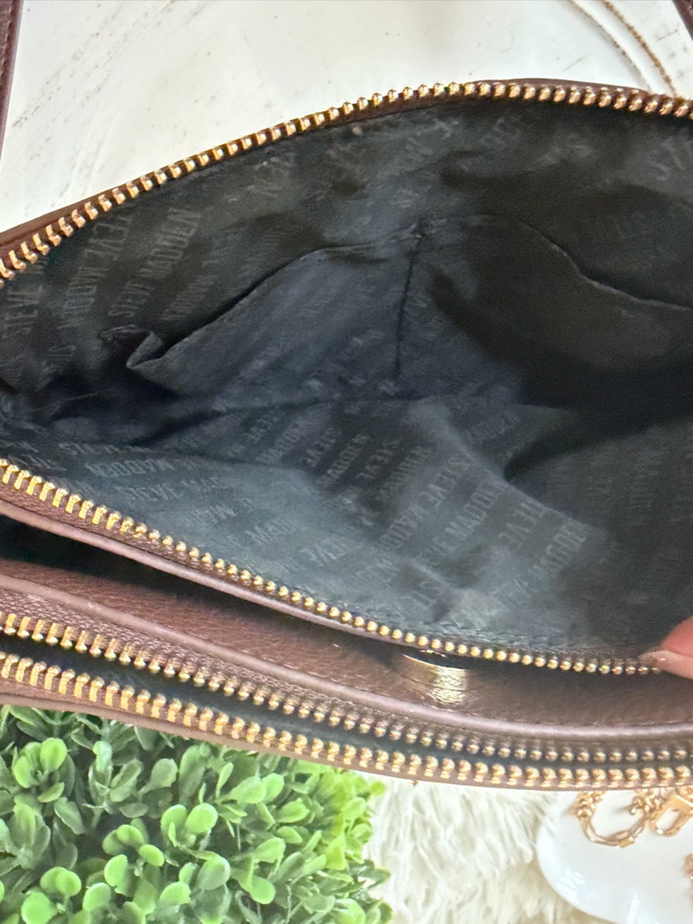 Stuff a bag Steve Madden Chocolate Brown faux Leather Crossbody - Picture 9 of 11